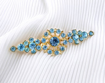 A blue rhinestone flower brooch on a gold tone base, vintage brooch, mid century style, gift for female, sparkling brooch, 1950 style pin.