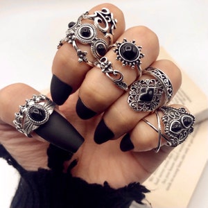 Midi ring set - witchy rings - goth jewelry- black rings - gothic - Alternative style - black crystal - vintage jewelry - skull