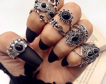 Midi ring set - witchy rings - goth jewelry- black rings - gothic - Alternative style - black crystal - vintage jewelry - skull