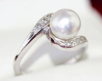 1980s Beautiful cocktail or Engagement Pearl ring featuring a Cultured Pearl on Asymmetric shoulders | White Gold Pearl Ring | Pearl Ring